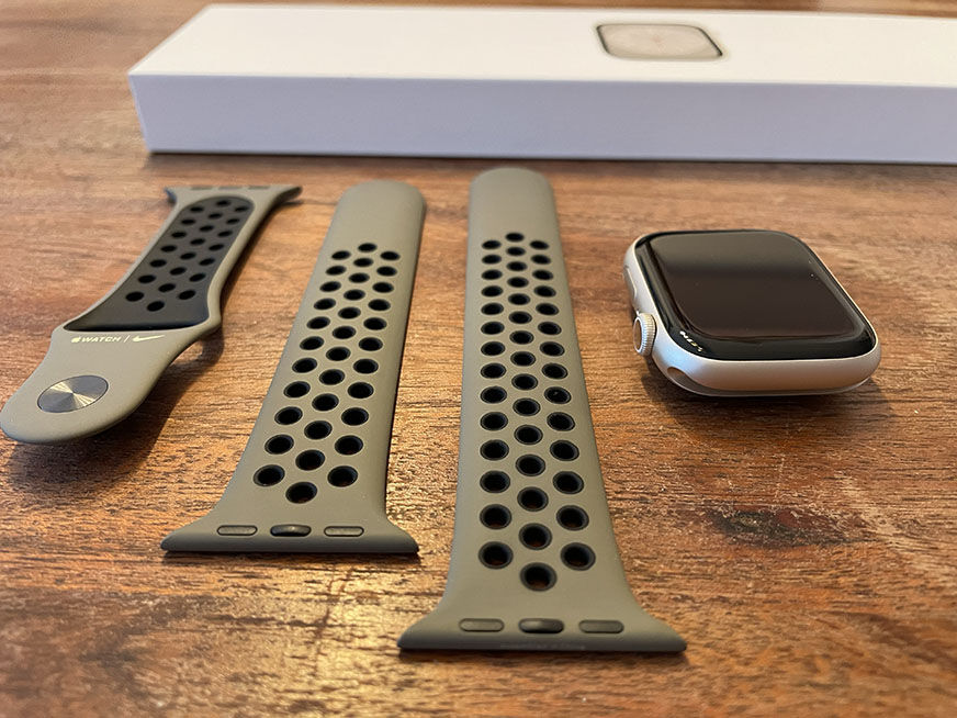 Man sieht den Lieferumfang der Apple Watch 8.